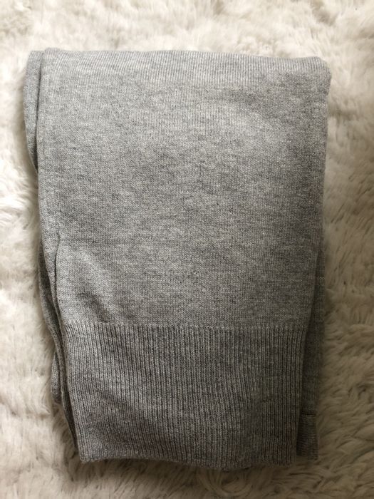 szary sweterek z dekoltem w serek atmosphere