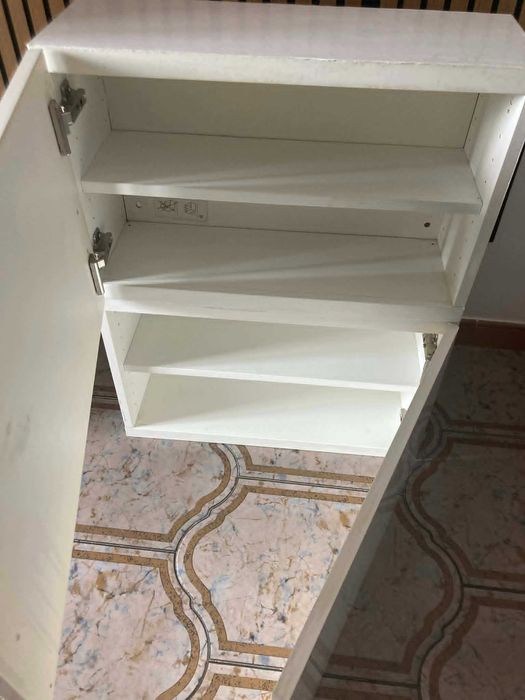 2 móveis IKEA brancos com portas lacadas