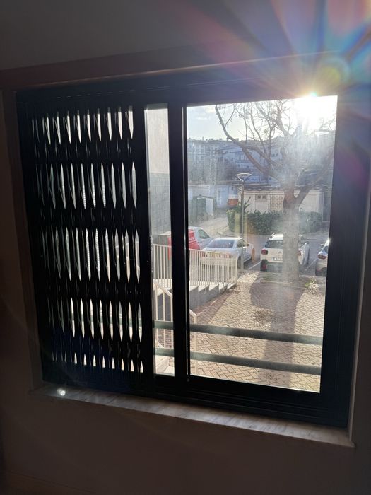 Janela vidro duplo e grade