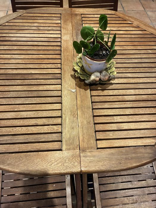 Mesa e cadeiras de madeira