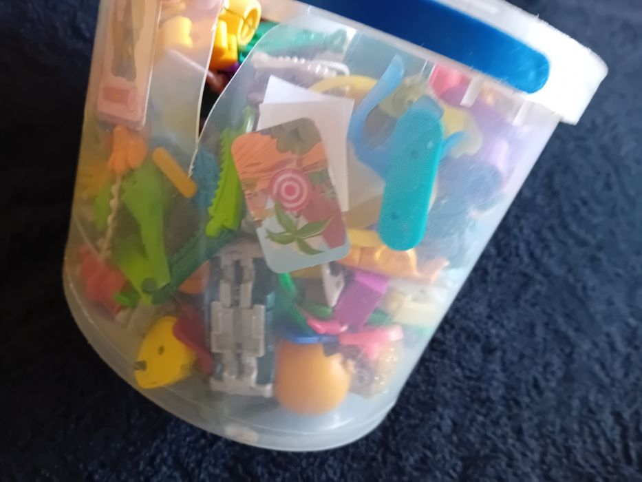 Zabawki kinder niekompletne niespodzianki