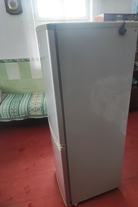 Холодильник продається