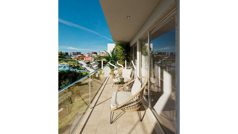 Apartamento T3 com Varanda e Garagem junto ao Arrábida Shopping
