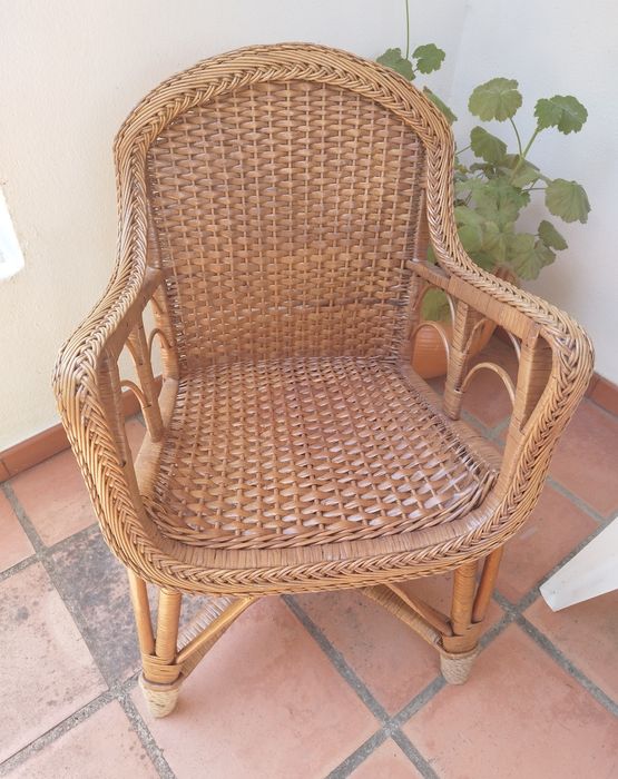 Cadeira com braços de vime, envernizada no tom de teca (int./exterior)