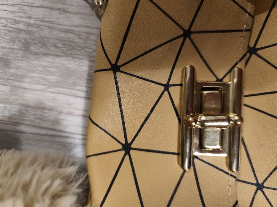 Śliczna torebka z włochatą rączką.