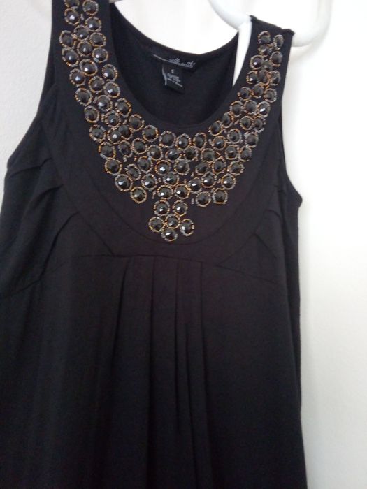 Vestido preto com  decote decorado