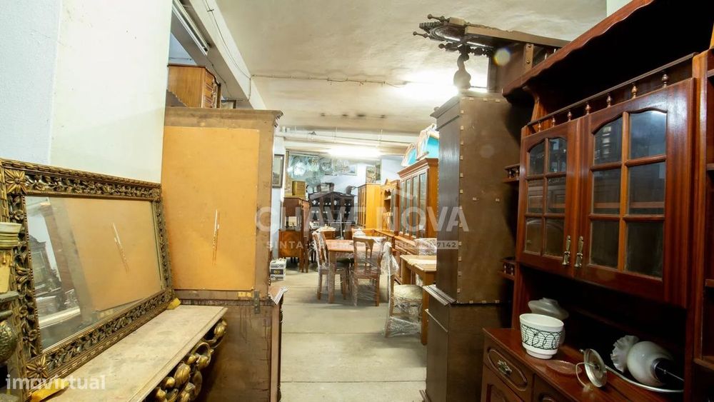 Garagem / Armazém Independente com 256m² na Avenida da República