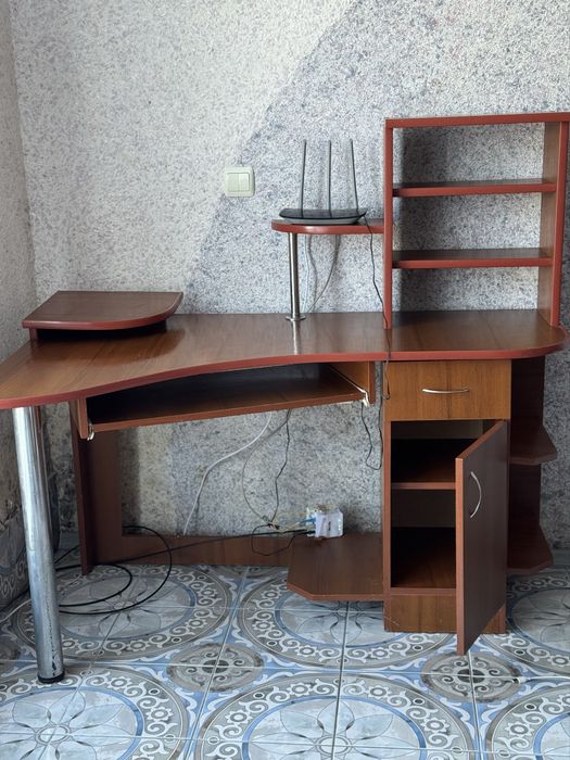 Компʼютерний стіл