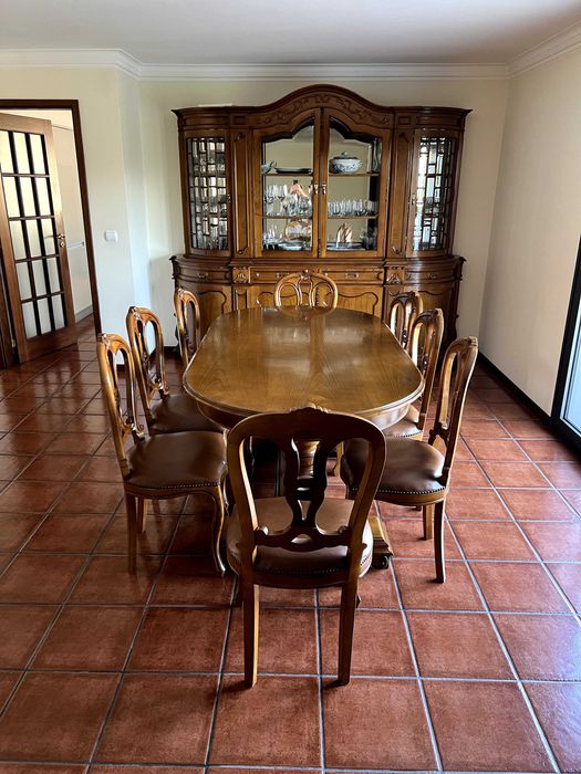 Mobilia de sala (louceiro, mesa e cadeiras)