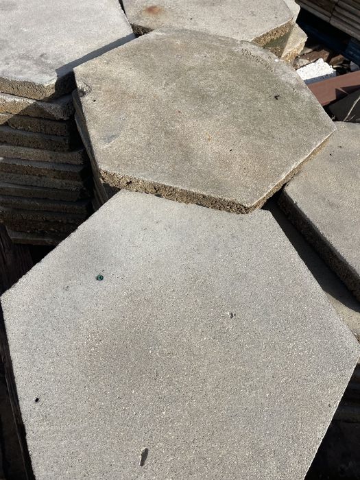 Mosaicos hexagonais em cimento usados