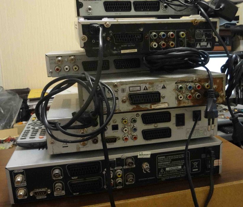 Спутниковые ресиверы, тюнера, DVD, 8 штук