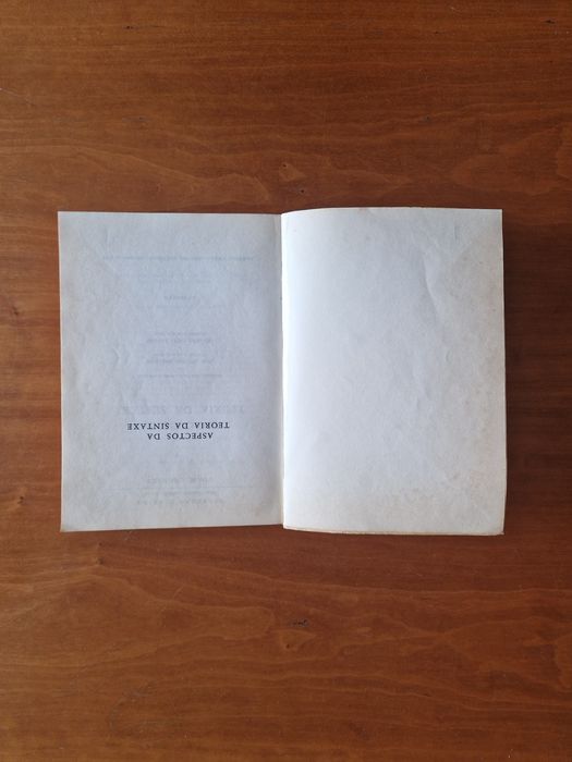 Livro didático "Aspectos da Teoria da Sintaxe ", Noam Chomsky