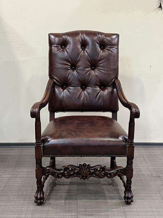 Антикварне крісло в стилі Честерфілд з різьбленням. Німеччина