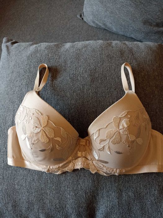 Wygodny i piękny stanik Triumph 75B