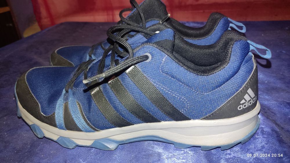 Продам. Кроссовки Adidas Tracerocker орегінали.