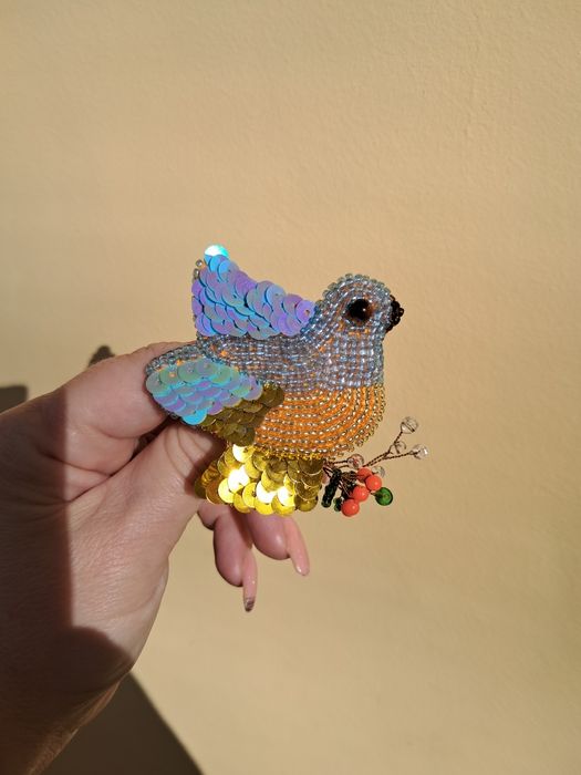 Брошка ручної роботи «Оберіг Мотанка» у рожевих тонах