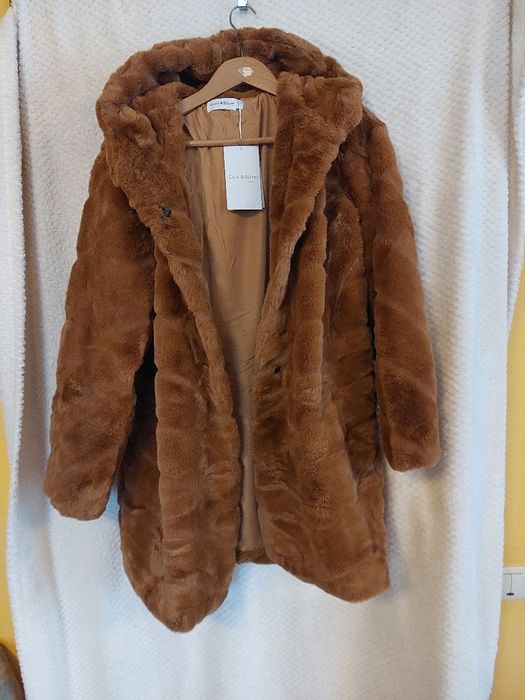 Kurtka ze sztucznego futerka z kapturem. Nowa z metką. Rozmiar M/L