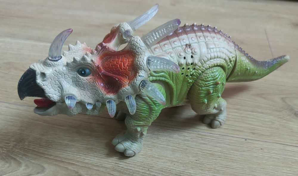 Dinozaur triceratops dźwięk światło