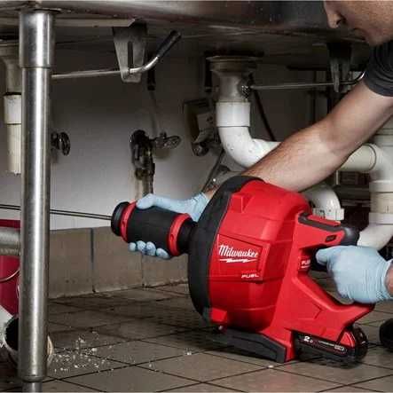 Udrażnianie rur i odpływów – Profesjonalna sprężyna 15m Milwaukee