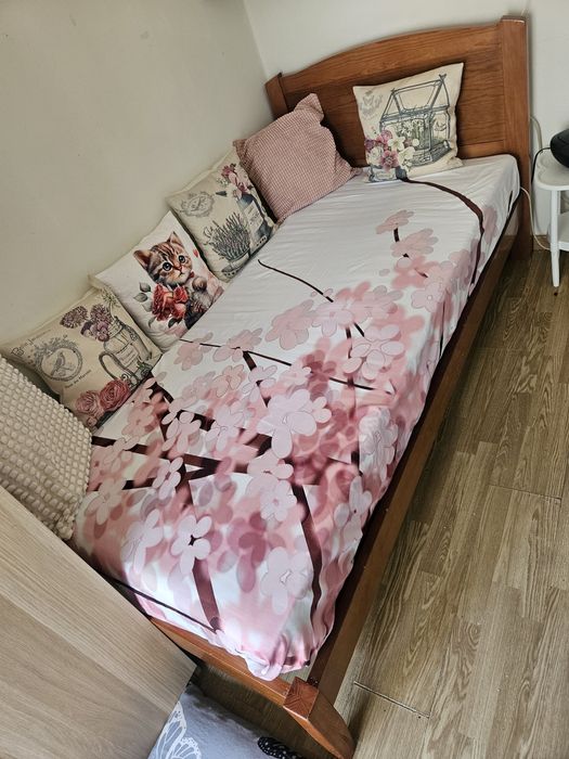 Cama de solteiro de madeira