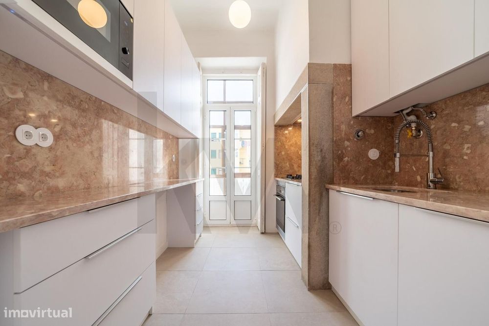 Um apartamento luminoso e elegante, no coração de Campo de Ourique.