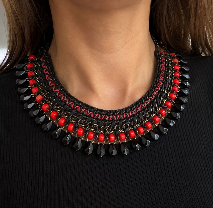 Colar statement Zara preto e vermelho
