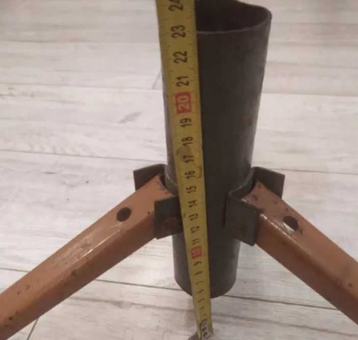 Металева підставка, кріплення під ялинку.