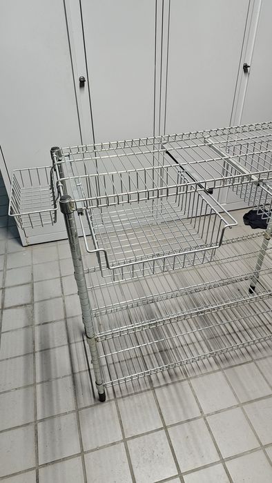 Estante metálica com gavetas