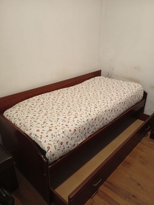 Vendo cama de em Madeira maciça