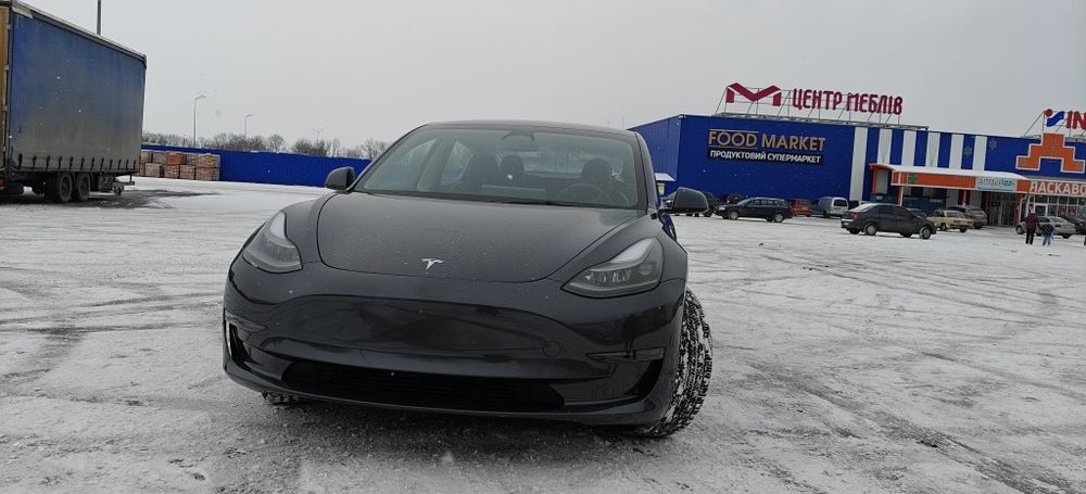 Tesla model 3 2023 рік