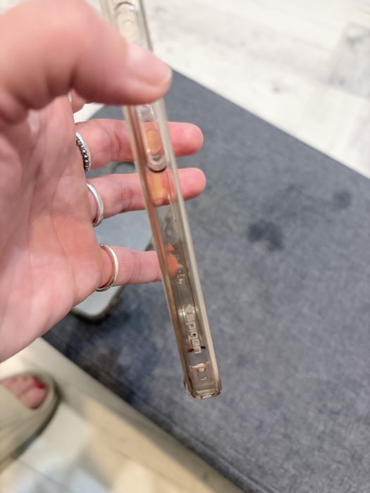 etui Spigen do iPhone 16