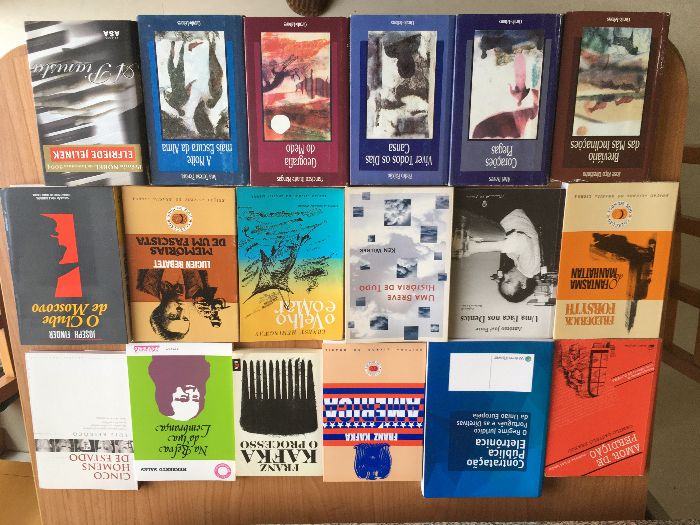Vários livros diversos: Paulo Coelho, José Saramago entre outros