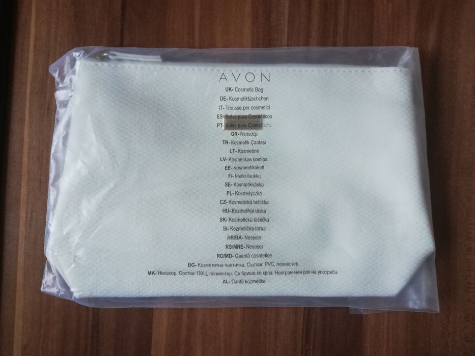 Biała kosmetyczka Avon