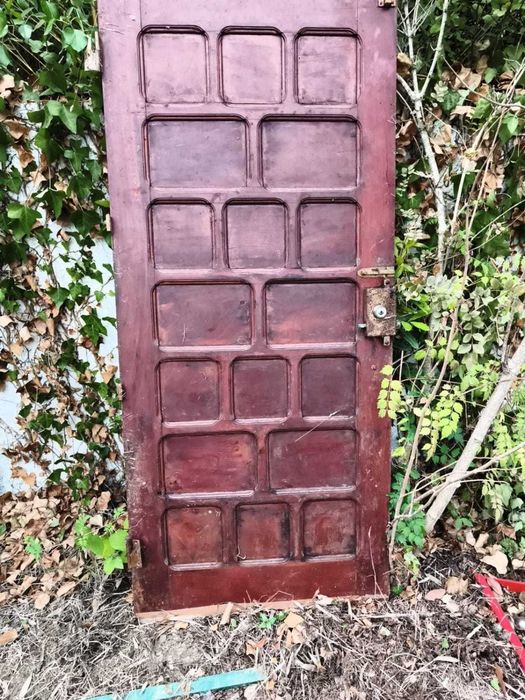 Porta antiga em madeira maciça com painéis – para restauro