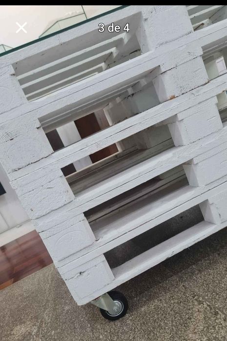 Mesa em paletes 
1.20 por 80
Altura 86