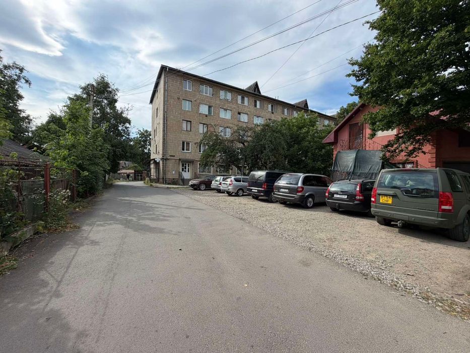 Офісне приміщення з парковкою..