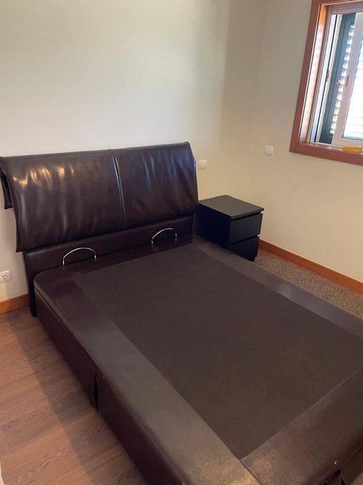 Cama de Casal em pele com tampo Elevatório