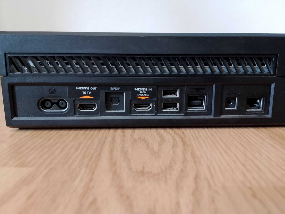 Konsola Microsoft Xbox One 1TB + Pad