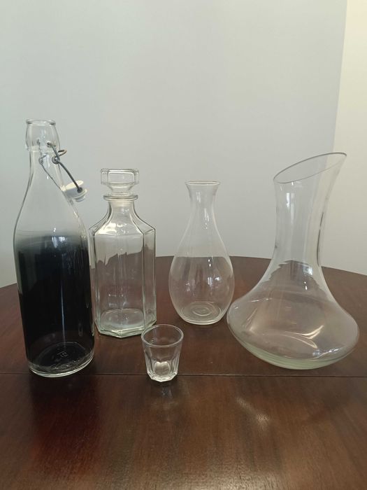 Conjunto de garrafas e copos de vidro