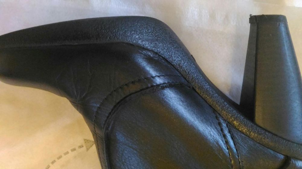 Botins pretos em pele, marca Entrepés, Tam 36.