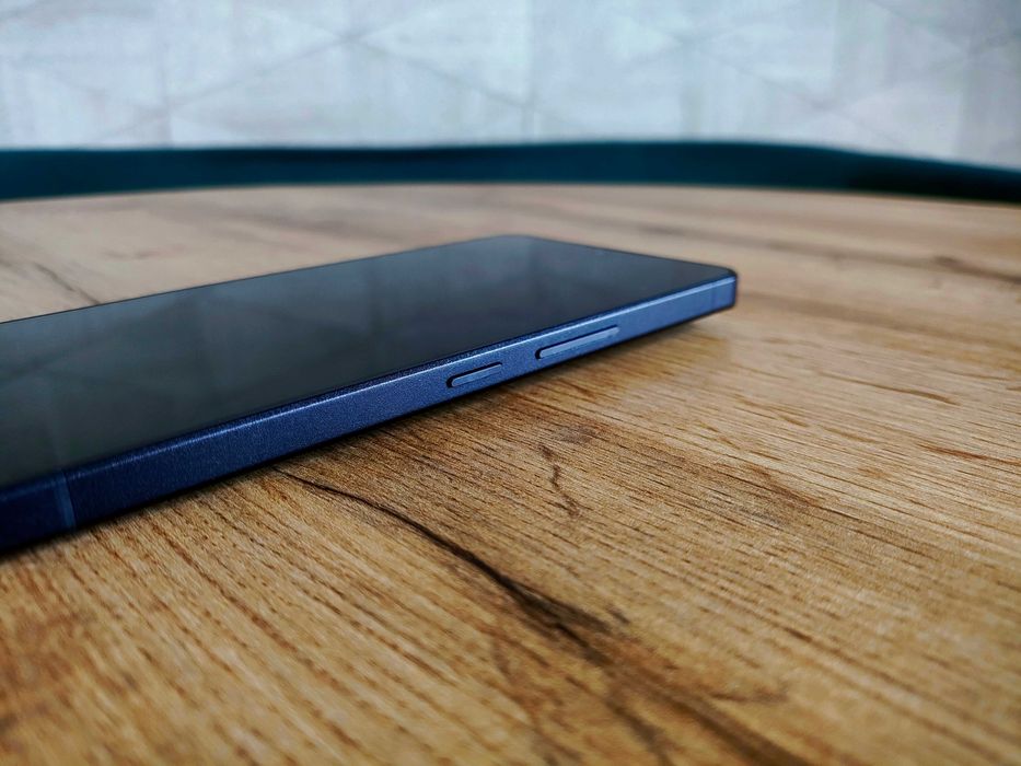 Ексклюзивний смартфон Sharp H-51D(2sim,12\256gb IP68,6.6" 2730x1260 з гібридною матрицею IGZO+OLED,5000ma,NFC)