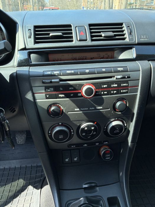 Продам Mazda 3 1.6л