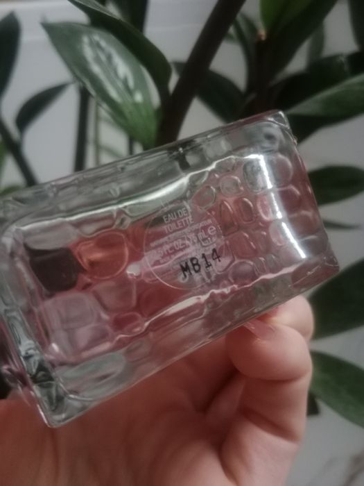 Guess seductive kiss