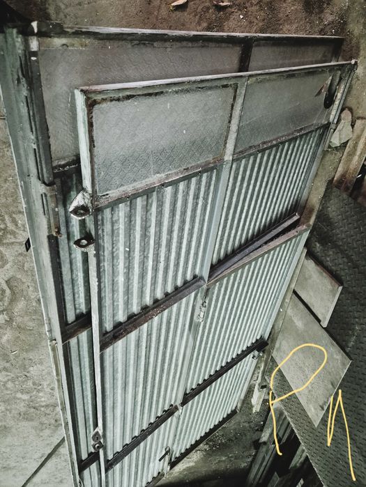 DOIS Portões em ferro e chapa