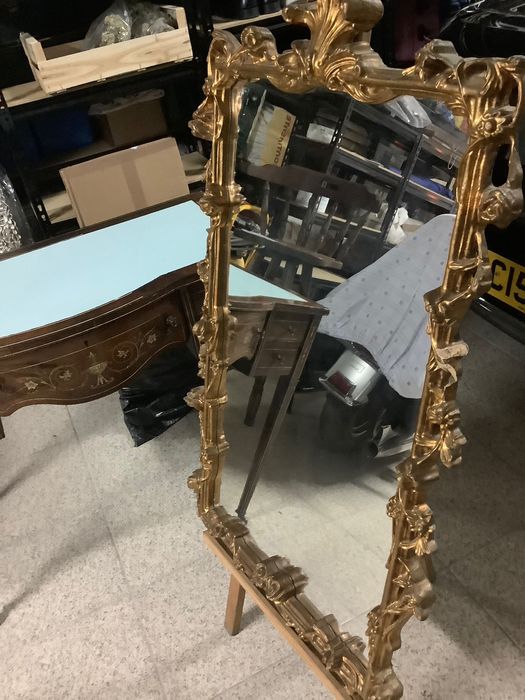 Espelho com frame trabalhado em gold