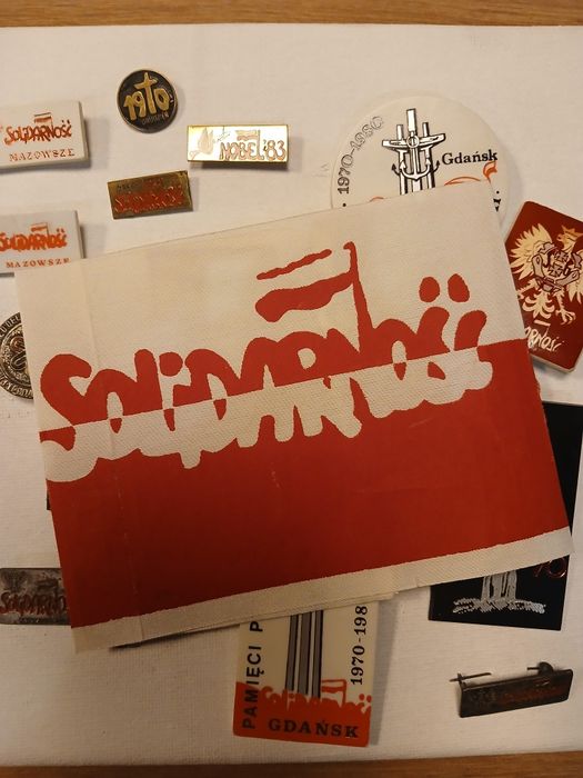 Zestaw Historyczny Znaczki  Przypinki Opaska Solidarność