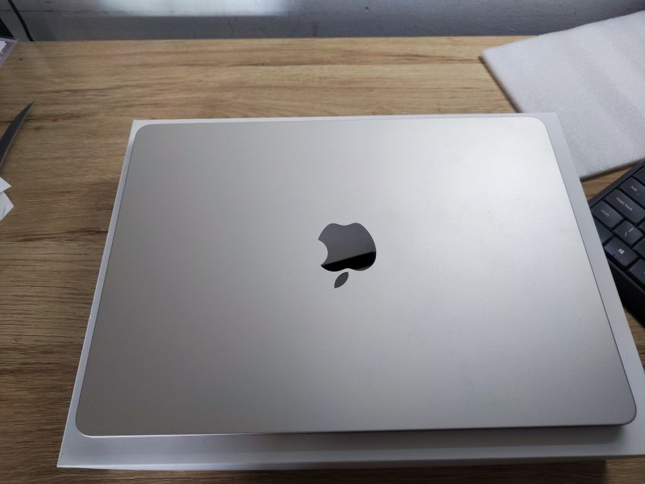 MacBook Air m2 13 cali 16 GB ram 256 gm SSD gwarancja
