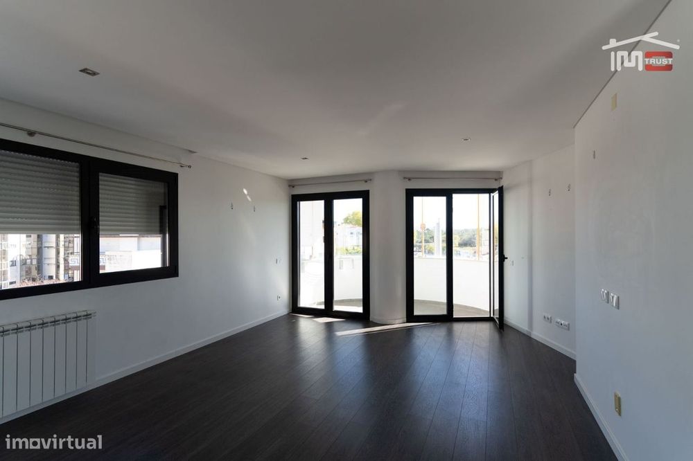 Apartamento T2 Com Cozinha Equipada  Como Novo Com Elevador E Garag...
