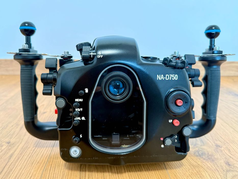 Fotografia subaquática full-frame Nikon D750 em caixa Nauticam