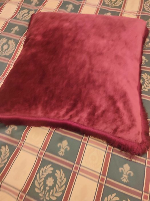 Almofada em veludo de cristal grená e franjas - NOVO